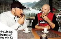  ??  ?? Svindal beim Kaffee mit Kanadas Osborne- Paradis. Paris führte mit Feuz Schmäh.