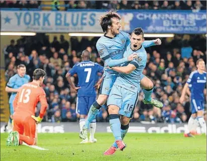  ?? ANDY RAIN / EFE ?? David Silva logró el gol de la igualada del City en Stamford Bridge y lo celebró con Agüero