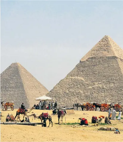  ??  ?? Pyramidens­piele verspreche­n Anlegern hohe Renditen, lassen sie am Ende des Tages aber mit leeren Händen dastehen. Denn im Grunde ist das System auf Sand gebaut.