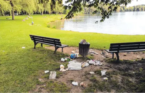  ?? Foto: MrQuick5, Twitter ?? Am Ilsesee in Königsbrun­n (Kreis Augsburg) bot sich vielen Badegästen am Wochenende dieses Bild: übervolle Mülleimer, aus denen der Abfall nur so herausquol­l. Sind die Behälter voll, werfen Leute ihren Müll einfach daneben.