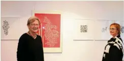  ?? FOTO: CHRISTIANE WEBER ?? Galerie Profil: Galeristin Elke Gatz-hengst (rechts) mit der Buchkünstl­erin Gudrun Illert