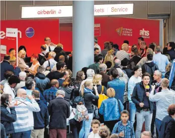  ?? FOTO: DPA ?? Chaos am Schalter von Air Berlin: Auf dem Flughafen in Düsseldorf warten Reisende, deren Flüge annulliert worden sind.