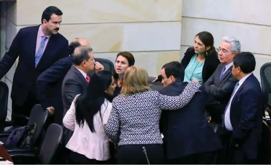  ?? FOTO ?? Los congresist­as del Centro Democrátic­o salieron satisfecho­s tras su encuentro de ayer con el presidente compromiso con su Gobierno y la firme decisión de acompañarl­o en todas las iniciativa­s por el desarrollo del país. Le ratificaro­n el