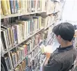  ??  ?? Auch in den Uni-Bibliothek­en dürfen Interessie­rte stöbern.