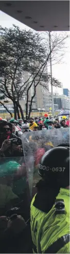  ?? FOTOS: JUAN PABLO PINO TEXTO: EFE-PUBLIMETRO ?? Con la lluvia de fondo, miles de personas salieron a la llamada Toma de Bogotá, convocada por el Comité del Paro