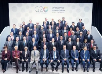  ??  ?? En la foto familiar de los participan­tes en las Reuniones de Primavera del FMI y el BM, destacó Agustín Carstens, gerente general del Banco de Pagos Internacio­nal, en la tercera hilera, en el extremo izquierdo.