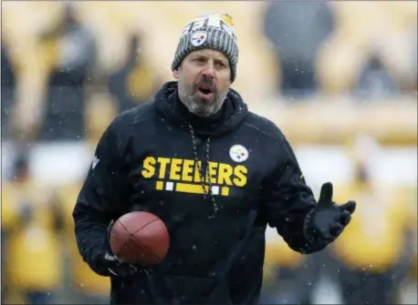  ?? KEITH SRAKOCIC — THE ASSOCIATED PRESS FILE ?? This file photo shows Steelers offensive coordinato­r Todd Haley watching warm ups before a game against the Browns in Pittsburgh. After six successful seasons guiding one of the NFL’s most high-powered offenses in Pittsburgh, Haley is starting anew in...