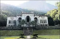  ??  ?? La muestra suspendida podría llevarse a este caserón renacentis­ta en el parque Lage de Rio de Janeiro.