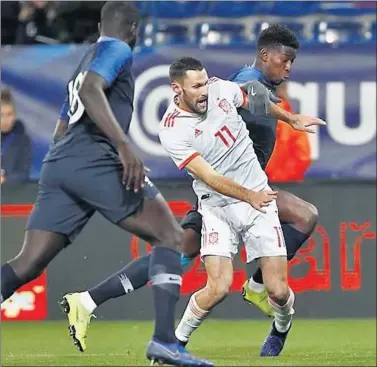  ??  ?? PENALTI. Pedraza, en una buena jugada, provocó el penalti que propició el gol de España.