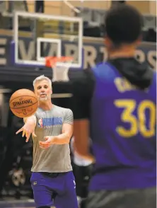  ?? Carlos Avila Gonzalez / The Chronicle 2020 ?? Warriors assistant coach Bruce Fraser sends a practice pass to Stephen Curry, as he once used to do with Miller.