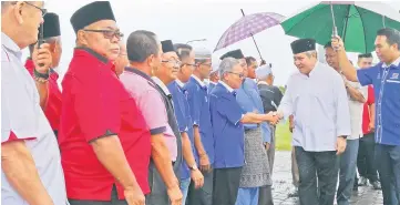  ??  ?? Awang Tengah (second right) being given a warm welcome at Limbang Airport upon his arrival from Kuching.