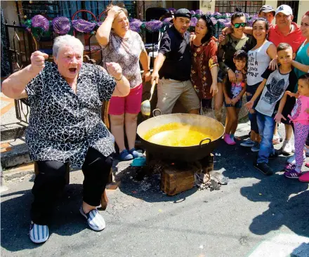  ?? FOTO MANUEL SALDARRIAG­A ?? Como toda una matrona, Gabriela Castañeda expresaba su orgullo de lograr unir a toda su familia y algunos vecinos del barrio Kennedy en torno a su olla y su sazón.