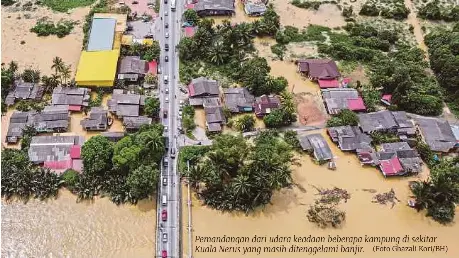  ?? (Foto Ghazali Kori/bh) ?? Pemandanga­n dari udara keadaan beberapa kampung di sekitar Kuala Nerus yang masih ditenggela­mi banjir.
