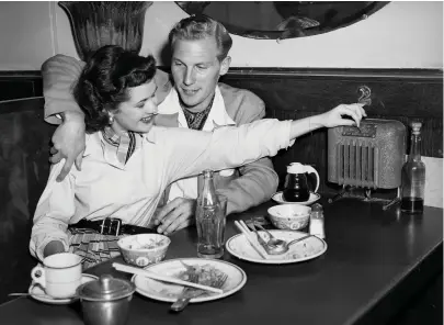  ??  ?? Chopsticks and Chinese
bowls hint at the popular Asian cuisine of the day, all washed down with a glass of Coca-Cola or a cup of tea or coffee in this 1951 cafe booth.