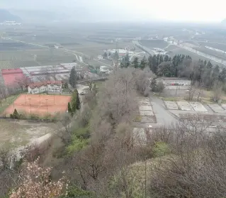  ??  ?? Inquinata L’area di Castel Firmiano che sarà sottoposta a bonifica. In passato ha ospitato un campo rom