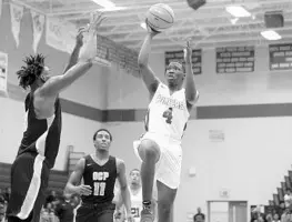  ?? MAX FAY/STAFF ?? Oak Ridge senior Rob Perry (4) has gone against elite prospects like Nassir Little (left) of Orlando Christian Prep this season and more than held his own.