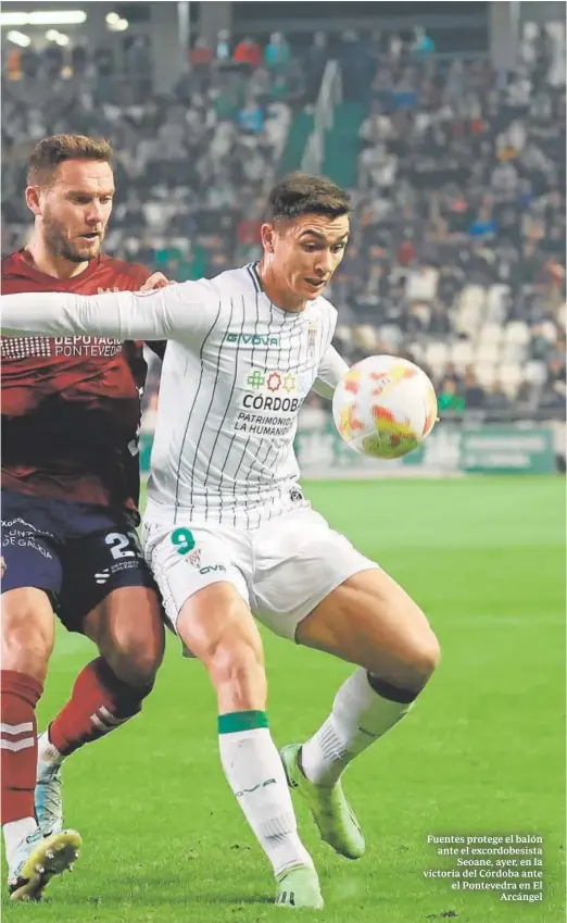  ?? ?? Fuentes protege el balón ante el excordobes­ista Seoane, ayer, en la victoria del Córdoba ante el Pontevedra en El Arcángel