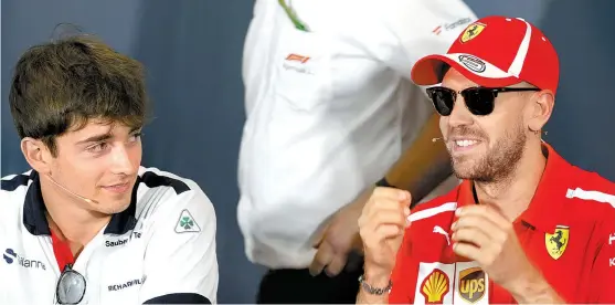  ??  ?? Charles Leclerc (i), junto a Sebastian Vettel, quien será su compañero en Ferrari