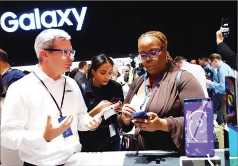  ?? DON EMMERT/AFP ?? Members of the media get a look at the Samsung Galaxy Note 8 at the unveiling event last week in New York.