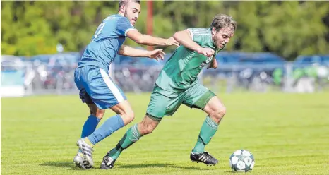  ?? FOTO: THOMAS WARNACK ?? Altheims Kapitän Sebastian Gaupp (rechts) setzt sich gegen Friedrichs­hafens Joshua Merz (links) durch.