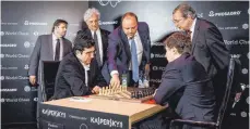  ?? FOTO: FIDE/2018 FIDE WORLD CHESS CANDIDATES TOURNAMENT/DPA ?? Kandidaten­turnier für die Schach-WM: Wladimir Kramnik (li.) spielt gegen Sergej Karjakin (beide Russland), hinten rechts steht Schiedsric­hter Klaus Deventer.
