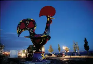  ??  ?? Galo de Barcelos de dez metros de altura, da autoria de Joana Vasconcelo­s, revestido com 17 mil azulejos