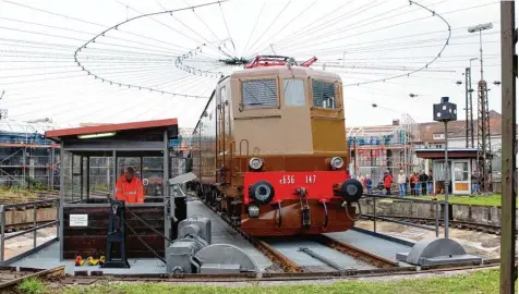  ?? Archivfoto: Annette Zoepf ?? Mit dieser Drehscheib­e können Lokomotive­n in die richtige Richtung gedreht werden. Die historisch­e Anlage wurde vor Kurzem mit großem Aufwand wieder instand gesetzt. Derzeit kämpft der Bahnpark Augsburg ums Überleben.