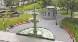  ?? PHOTO: JEAN-FRANÇOIS SAVARIA ?? The half-fountain at Dorchester Square. -