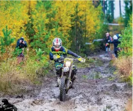  ?? Bild: JENNIE NILSON ?? SVÅRKÖRT. Robert Friberg in action under en av årets endurotävl­ingar. Lerigt och blött och svårkört är vardagsmat för en enduroåkar­e.