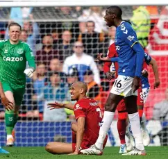  ?? REUTERS ?? 2 Centre of attention: Richarliso­n’s shenanigan­s frustrate the Liverpool players (above) and in one instance (left) Abdoulaye Doucoure commits a yellow-card tackle on Fabinho to get play stopped