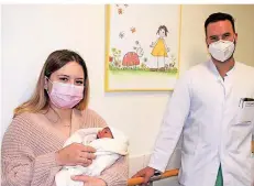  ?? F.: UKD ?? Alina Gerlach hat Tochter Leana nach einer Corona-Infektion in der Uniklinik gesund zur Welt gebracht (hier mit Oberarzt Carsten Hagenbeck).