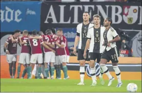  ?? Foto: AP ?? Los jugadores de Hungría, al fondo, celebrando el gol de Szalai