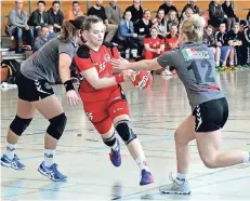  ?? RP-FOTO: KLAUS-DIETER STADE ?? Uedems Kathrin Fey (Bildmitte) und ihre Teamkolleg­innen hoffen im Lokalderby auf einen Erfolg.