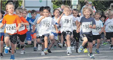  ?? FOTOS: SIMON SCHNEIDER (1), PRIVAT (1) ?? Hoch motiviert, aber auch ein wenig ungestüm: Bei den Kinderläuf­en sind schon die Kleinsten am Start.