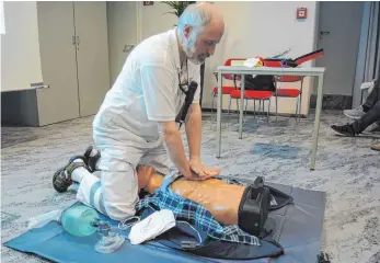  ?? FOTO: WALTER SCHMID ?? Wolfgang Dieing zeigt die korrekte Ausführung der Herz-Lungen-Druck-Massage.