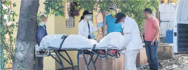  ?? FOTO: CRISTINA FELIX ?? > Al término del peritaje, el cadáver fue llevado al Servicio Médico Forense.