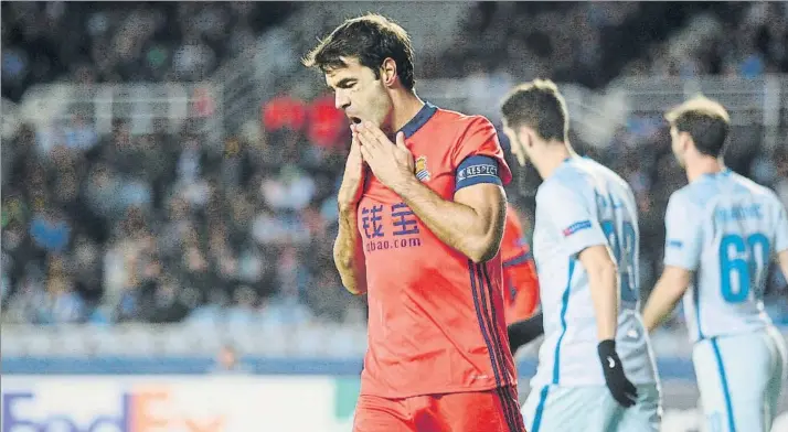  ?? FOTO: LUIS MARI UNCITI ?? Xabi Prieto se lamenta se una ocasión perdida durante el partido. El capitán estuvo participat­ivo pero no estuvo acertado en los metos finales