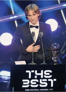  ?? /EFE ?? El croata Luka Modric ofrece su discurso de agradecimi­ento al recibir el premio ‘The Best’ en Londres.