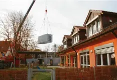  ?? Foto: Kathrin Zander ?? Die Container für den Kindergart­en in Meitingen schweben ein. Die bisherigen Gebäude sind voll belegt. Eine schnelle Lösung musste her.