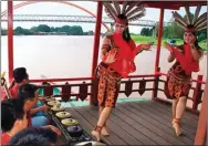  ?? BUDIPRAS/ KALTENG POS/JPNN ?? POTENSI: Kapal Pesut Etam mengarungi Sungai Mahakam (18/3). Foto atas, sajian tarian Dayak dari Sanggar Tari Betang Batarung di atas kapal yang menyusuri Sungai Kahayan.