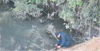  ??  ?? La toma de muestras del arroyo Yhaguymí, notoriamen­te contaminad­o, se realiza sin ningún tipo de cuidado o rigor científico, según las denuncias.