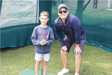  ??  ?? Xavier Moss goes through a few shots with Australian PGA profession­al George Worrall.