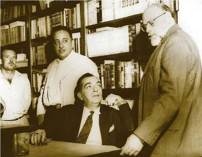  ?? Divulgação ?? O escritor Nelson Rodrigues (sentado) e seu editor J. Ozon (atrás dele), que ganha biografia ilustrada de luxo