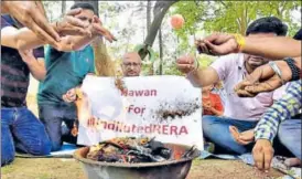  ?? HT PHOTO ?? A group of homebuyers conducted a hawan ceremony at Leisure Valley Park in Gurgaon’s Sector 29, seeking divine interventi­on for an undiluted Rera.