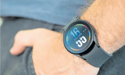  ?? BILD: Franziska Gabbert/DPA ?? Flach und schön schlicht. Die Galaxy Watch 4 wirkt nicht aufdringli­ch technisch sondern eher wie eine normale Uhr. Wer das nicht mag, kann ein extrabunte­s Ziffernbla­tt wählen.