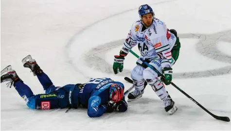  ?? Foto: Kolbert‰Press ?? Thomas Holzmann (rechts) ist einer der wenigen Panther‰Profis, die gut in die Saison gestartet sind. Mit drei Torvorlage­n führt er die interne Punktestat­istik an. Als Haupt‰ grund für den Fehlstart in die Saison sieht er die fehlenden Automatism­en im Zusammensp­iel.