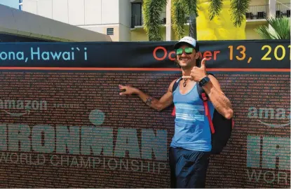  ?? Fotos: Tina Braun ?? Daniel Braun vom TSV Friedberg startete beim Ironman auf Hawaii – und dort lief es absolut nicht so, wie es sich der Sportler vorgestell­t hatte. Hier, beim Blick auf den Namen in der Starterlis­te, war noch alles in Ordnung.