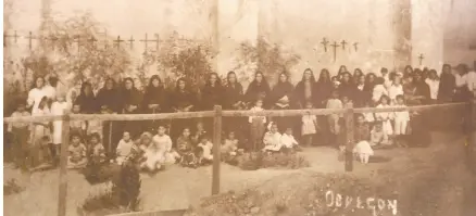  ?? ?? l En una fotografía tomada en 1917 aparecen mujeres viudas e hijos huérfanos de San Pedro de la Cueva, dos años después de la matanza de los hombres de ese poblado por órdenes de Francisco Villa. La foto fue cedida al Museo Costumbris­ta de ese pueblo por familiares de Pedro Calles, según la cronista María Esther Noriega.