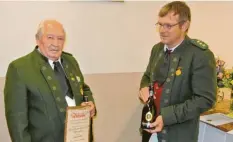  ?? Foto: Haß ?? Unter anderem Franz Edler (links) wurde für 60 Jahre bei den Altschütze­n Oberndorf geehrt. Mit im Bild ist Schützenme­ister Thomas Edler.