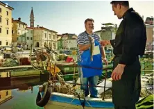  ??  ?? 2. Nella località slovena il pesce
si acquista direttamen­te dai
pescatori. 3. Verdi lungo le coste italiane, le acque dell’Adriatico declinano nei toni del blu a mano a mano che ci si avvicina al litorale
sloveno-croato.
2